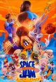 Basketbalista obklopený Bugs Bunnym, Daffym a Lolou Bunny na oranžovo-žlutém pozadí, jedlý obrázek na hranatý dort