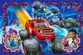 Červený monstertruck Blaze se závodí na dráze s Gabby a AJ v rozích, modré pozadí s hvězdami, jedlý obrázek na dort