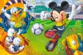 Mickey Mouse kopající do míče a Donald slavící gól na fotbalovém stadionu, jedlý obrázek na hranatý dort
