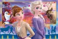 Elsa v fialových šatech a Anna v béžovém kabátku na podzimní krajině se sněhulákem Olafem a sobem Svenem, jedlý obrázek na dort