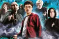 Harry Potter s hůlkou v popředí obklopen temnými postavami Voldemorta a smrtijedů na modrozeleném pozadí, jedlý obrázek na dort