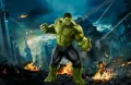 Zelený Hulk uprostřed zničeného města s plameny a kouřem, jedlý obrázek na hranatý dort