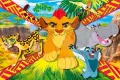 Lvíče Kion s červenou hřívou a přáteli ze Lví hlídky na žluté savaně, lemované africkými vzory, jedlý obrázek na dort