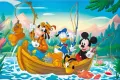 Mickey Mouse, Donald, Goofy a Pluto v dřevěné loďce na rybách, pestré barvy, jedlý obrázek na dort