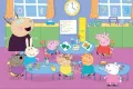Prasátko Peppa a kamarádi u lavic v barevné školní třídě, jedlý obrázek na dort