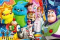 Barevný výjev s hračkami z Toy Story, Buzzem Rakeťákem a Woodym v popředí, jedlý obrázek na dort