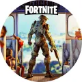 Kruhový jedlý obrázek na dort s bojovníkem Fortnite stojícím ve dveřích létajícího autobusu v zelených a modrých tónech.