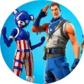 Kulatý jedlý obrázek s hrdinou v taktické vestě a modrým medvědem v pruhovaném obleku z Fortnite na modrém pozadí, jedlý obrázek na dort