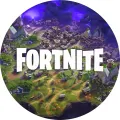 Kulatý jedlý obrázek s pohledem shora na herní mapu Fortnite, městečko, louky a bílé logo hry, jedlý obrázek na dort