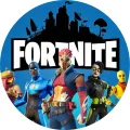 Kulatý jedlý obrázek na dort s pěti postavami z Fortnite, bílým nápisem FORTNITE na modrém pozadí a siluetou města