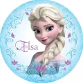 Elsa z Frozen ve třpytivých šatech v ledově modrém kruhu s fialovými květy a jménem, jedlý obrázek na dort