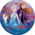 Elsa v modrých šatech, Anna ve fialovém plášti a sněhulák Olaf v podzimním lese s barevným listím, jedlý obrázek na dort