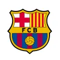 Kulatý znak FC Barcelona na světlém pozadí se zlatým štítem, modro-granátovými pruhy a fotbalovým míčem, jedlý obrázek na dort