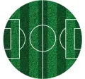 Kulatý jedlý obrázek fotbalového hřiště shora s tmavě zelenými pruhy trávníku, bílými čarami a středovým kruhem, obrázek na dort