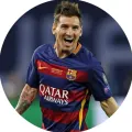 Kulatý jedlý obrázek na dort: fotbalista v dresu FC Barcelona s modrými a červenými pruhy se raduje z gólu na zeleném hřišti