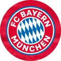 Kulatý znak Bayern Mnichov s modro-bílými kosočtverci a bílým nápisem na červeném pozadí, jedlý obrázek na dort