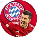 Roberto Lewandowski v červeném dresu Bayernu Mnichov s klubovým znakem na červeném pozadí, kulatý jedlý obrázek na dort