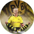 Erling Haaland v žluto-černém dresu Dortmundu s klubovým znakem BVB v pozadí, jedlý obrázek na dort