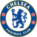 Kulatý znak fotbalového klubu Chelsea s modrým lvem na bílém poli, zlatými nápisy a červenými míči, jedlý obrázek na dort