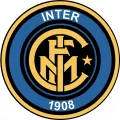 Kulatý znak fotbalového klubu Inter Milán v černé a modré barvě se zlatým monogramem a nápisy INTER 1908, jedlý obrázek na dort