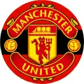 Kulatý emblém Manchester United s rudým ďáblem, trojzubcem a zlatým nápisem na červeném pozadí s černým pásem, jedlý obrázek na dort