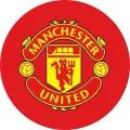 Kulatý červený jedlý obrázek s erbem Manchesteru United, lodí a červeným ďáblem ve žlutém štítu a fotbalovými míči, obrázek na dort