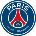 Kulatý erb PSG v tmavě modré barvě s červenou Eiffelovou věží, zlatou lilií a nápisy Paris Saint-Germain, jedlý obrázek na dort