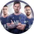 Tři fotbalisté v modrých dresech s červenobílým lemem stojí před velkým světlým měsícem na modrofialové obloze, jedlý obrázek na dort