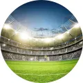 Kulatý jedlý obrázek večerního fotbalového stadionu se zeleným trávníkem, bílými čarami a rozsvícenými světlomety, jedlý obrázek na dort