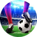 Fotbalista v černobílých kopačkách s míčem na zeleném trávníku před osvětlenými tribunami, jedlý obrázek na dort
