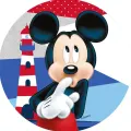 Myšák Mickey s prstem u úst stojí u červenobíle pruhovaného majáku před modrým mořem, jedlý obrázek na dort