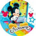 Mickey Mouse s herní konzolí v ruce na pestrém pozadí s hvězdičkami a duhovými pruhy, jedlý obrázek na dort