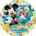 Mickey Mouse a kačer Donald sedí na gauči s ovladači v rukou, kulatý barevný lem s herními ikonami, jedlý obrázek na dort