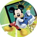Usměvavý Mickey Mouse v červených kalhotách a žlutých botách drží modrý herní ovladač na zeleném pozadí, jedlý obrázek na dort