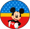 Mickey Mouse stojící s rukama v bok na modrém puntíkovaném pozadí se žlutým a červeným pruhem, jedlý obrázek na dort