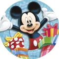 Mickey Mouse s rozpaženými rukama mezi barevnými dárkovými krabičkami s mašlemi na světle modrém pozadí, jedlý obrázek na dort
