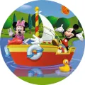 Mickey s udicí a Minnie v růžových šatech na červeno-žluté loďce na modré vodě, jedlý obrázek na dort