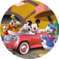 Mickey Mouse řídí červené auto s Goofym a Donaldem na žlutém pozadí, jedlý obrázek na dort