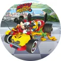 Mickey Mouse v závodní kombinéze a pes Pluto u červeno-žlutého auta s číslem 28 na kulatém jedlém obrázku na dort