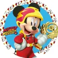 Mickey Mouse v červené závodní kombinéze s zlatým pohárem na modrém kruhu, jedlý obrázek na dort