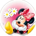 Myška Minnie s červenou mašlí a žlutými botičkami mezi bílými sedmikráskami na růžovém pozadí, jedlý obrázek na dort