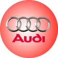 Kulatý jedlý obrázek s lesklými stříbrnými propojenými kruhy Audi a červeným nápisem na červeném pozadí, jedlý obrázek na dort