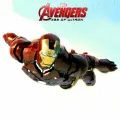 Iron Man v červeno-zlatém brnění letí na modrém pozadí pod červeným logem Age of Ultron, jedlý obrázek na dort