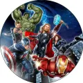 Hrdinové Avengers včetně Iron Mana, Thora a Hulka nad tmavým městem s blesky, jedlý obrázek na dort