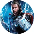 Thor v červeném plášti drží kladivo Mjölnir uprostřed modrých blesků a bouřkového nebe, kulatý jedlý obrázek na dort