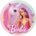 Barbie v růžových šatech se opírá o bílého jednorožce s duhovou hřívou na pastelovém pozadí, jedlý obrázek na dort