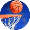 Oranžový basketbalový míč v letu nad bílou síťí koše na tmavě modrém pozadí, jedlý obrázek na dort