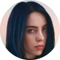 Kulatý portrét Billie Eilish s tmavě modrými vlasy a pastelovým růžovo-modrým pozadím, jedlý obrázek na dort