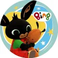 Králíček Bing v červených kalhotkách objímá plyšového Hopityho na žlutomodrém pozadí s hvězdičkami, jedlý obrázek na dort