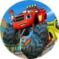 Červený monstertruck Blaze s ohnivými detaily a jezdcem na blatníku pod modrou oblohou, jedlý obrázek na dort